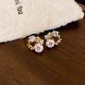 Primo piano di orecchini a corona dorati con fiore rosa e dettagli in zircone lucido - Orecchini a Lobo a Corona Dolce (Perno per Orecchini in Argento) / Oro + Rosa