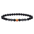 Détail du bracelet en perles avec pierres noires mates et perle de verre rouge-jaune - Ambre