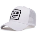 Detalle de gorra trucker blanca con bordado de graffiti negro y malla trasera - Ajustable / Blanco