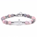 Dettaglio bracciale con perline di marmo rosa e ciondolo a croce in acciaio inox - Pietra Zebra Rosa