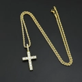 Détail du pendentif croix hip-hop dorée serti de cristaux brillants sur fond noir - Pendentif Doré + Chaîne Torsadée 60cm