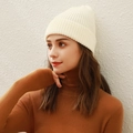 Gorro de punto crema minimalista para mujer con textura de canalé y diseño con vuelta - Blanco