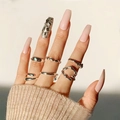 Minimalistische zilveren ringenset gedragen met lange roze kunstnagels en zachte trui - Nude Roze Strass Stijl(JP1356)