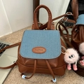 Mini zaino retrò in pelle marrone e denim blu con ciondolo di peluche rosa appeso - Marrone con Ciondolo