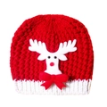 Détail d'un bonnet tricoté rouge pour bébé avec renne en peluche blanc et nœud rouge - Renne de Noël