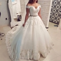 Elegante off-shoulder witte kanten trouwjurk met fonkelende riem en een prachtige sleep - US 14 / Wit