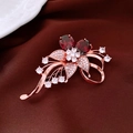 Squisita spilla a fiore placcata oro 18k con gemma rosso scuro su sfondo di seta - Spilla Da 30# - Champagne - Fiore