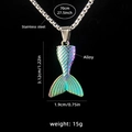 Regenbogen Meerjungfrauenschwanz Anhänger aus Edelstahl mit bunter Fischschuppen-Textur - Irisierender Schwanz mit Stahlkette