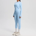 Détail d'un ensemble de yoga bleu clair avec veste zippée et poches de téléphone hautes - Bleu Ciel