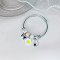 Details des silbernen Bettelarmbands mit Kuromi-Anhänger und rosa Emaille-Blumen - 6. lotus color and white free