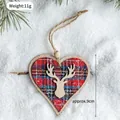 Cuore in tessuto scozzese rosso con renna in legno per decorazioni natalizie rustiche - Ornamento in legno-Cuore di Natale