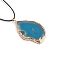 Halskette mit blauem Achat-Anhänger, goldenem Rand und verstellbarer schwarzer Wachskordel - Blau