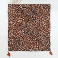 Dettaglio nappe arancioni su sciarpa etnica leopardata con macchie blu scuro e arancio - Caffè Nero