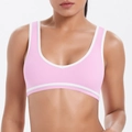 Gros plan d'un soutien-gorge de sport rose avec liseré blanc et ourlet élastique large - Rose Sakura