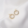 Elegantes pendientes dorados con strass blancos y diseño de barra en T sobre seda - Círculo Dorado Diamantes de Imitación