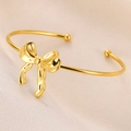 Vista detallada de un brazalete de lazo bañado en oro de 18K con acabado pulido fino - Estilo Lazo(B1606)