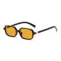 Modische quadratische Sonnenbrille mit schwarzem Gestell, gelben Gläsern und schicken Nieten. - Orange-Tee Sonnenbrille / Schwarz