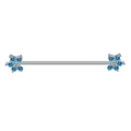 Dettaglio macro del piercing industriale in argento con fiori e zirconi blu brillanti - Barra d'Argento Fiore Blu e Bianco