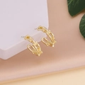 Détail macro de boucles d'oreilles créoles dorées ajourées sur un support blanc - Boucles d'Oreilles en Forme de C à Texture de Chaîne Creuse (5#)