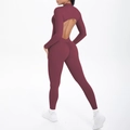 Detailansicht des weinroten rückenfreien Yoga-Jumpsuits mit Cut-Out und Scrunch-Effekt - Kastanienrot (6696)