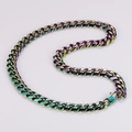Detalle de cadena cubana de 13mm en acero inoxidable arcoíris con acabado metálico vibrante - Colorido