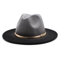Détail du chapeau en feutre gris avec bord noir et boucle de ceinture dorée - Dégradé Gris & Noir (#9)