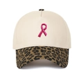 Detail der 5-Panel-Cap mit Leopardenmuster-Schirm und rosa Schleifen-Stickerei auf Front - Verstellbar / Beige-Leopard Krempe