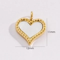Detail eines 12mm x 11mm 14K vergoldeten Herzanhängers mit weißer Muscheleinlage - Herz