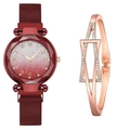 Dettaglio dell'orologio con quadrante stellato bordeaux e bracciale in oro rosa - Orologio Rosso + Bracciale Oro Rosa