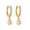 Detail van 18K vergulde oorringen met ronde hangers van roze zirkonia edelstenen - Goud Roze Zirkoon Paar