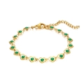 Dettaglio del bracciale a cuore dorato boho con smalto verde e chiusura a moschettone - Verde