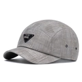 Graue Five-Panel-Mütze mit kurzer Krempe, Gitterstruktur und schwarzem Dreieck-Logo - Grau