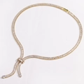 Collana a V dorata con fiocco di zirconi e ciondoli a goccia in stile tennis chic - Oro