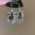 Dettaglio macro di orecchini boho con nappe di cristallo e perni in argento S925 stile vintage - Perno per orecchini in argento - Grigio