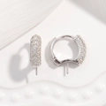 Vista macro di ganci per orecchini a U in argento S925 con dettagli in zircone lucido - Stile A / Argento