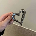 Pinza para el cabello de metal gris oscuro con diseño de corazón hueco elegante - Corazón / Color gunmetal