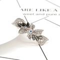 Barrette papillon dorée ornée de strass clairs et de gemmes noires élégantes - Orchidée Grue