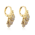 Makroaufnahme von 18K vergoldeten Hamsa-Hand-Ohrringen mit lila Zirkonia-Steinen - Violetter Zirkonia / Lila/Gold