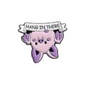 Cartoon-Fledermaus-Emaille-Anstecknadel in Violett mit dem Textbanner 'HANG IN THERE' - Lila Fledermaus Hang In There Stil (QHXZ1472)