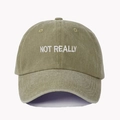 Gros plan sur la broderie NOT REALLY de la casquette en coton délavé vert olive - Taille unique / Khaki Foncé