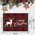 Primer plano del mantel navideño con reno y diseño clásico de cuadros rojos y verdes - Estilo 4