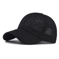Gorra de béisbol de encaje negro transpirable con patrones de corazón en vista de 45 grados - Ajustable / Encaje Corazón Negro