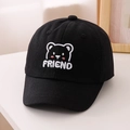Dettaglio del ricamo orsetto e FRIEND sul cappellino da baseball nero in cotone - 52cm (2-5 Anni) / Nero