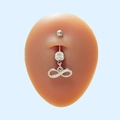 Gros plan sur piercing nombril infini en argent avec zircons étincelants sur fond bleu clair - Style Infini (#9)