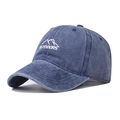 Nahaufnahme der Bergstickerei und des OUTDOORS-Textes auf gewaschener Denim-Mütze - Verstellbar / Marineblau