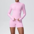 Detalle de la textura del conjunto de yoga rosa con top de cremallera y mallas cortas - S / Rosa Barbie