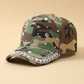 Dettaglio del cappellino mimetico con strass bianchi lucidi sulla visiera - L (58-60cm) / Mimetico Giungla