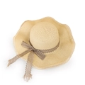 Dettaglio del cappello di paglia estivo con ampia tesa ondulata e fiocco in pizzo scuro - M (56-58cm) / Beige