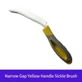 Brosse de nettoyage pour interstices avec poils rigides et manche jaune et gris - Brosse faucille à manche jaune et poils blancs