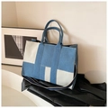 Detalle del bolso tote de lona azul y blanco con correa ajustable y asas dobles - Blanco